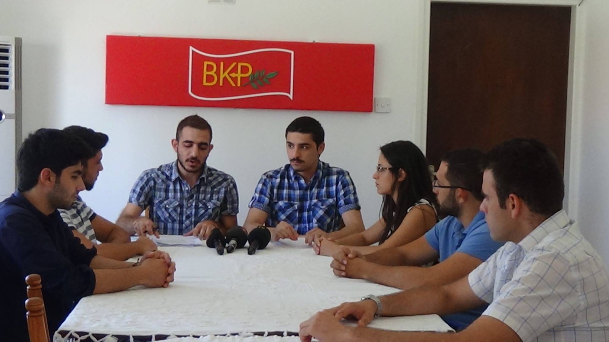 Kıbrıs Türk Eczacılık Öğrencileri İnisiyatifi, Birleşik Kıbrıs Partisi Gençlik Meclisi’ni ziyaret ederek yeni eczane açılması ile ilgili Bakanlar Kurulu’nun onayladığı mesafe tüzüğü hakkında görüşme gerçekleştirdi.