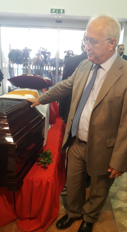 İzcan: Seni tanımak bir onurdur Dimitris Yoldaş.