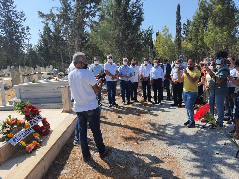 BKP, Kutlu Adalı’nın mezarına karanfiller bırakarak saygı duruşunda bulundu.